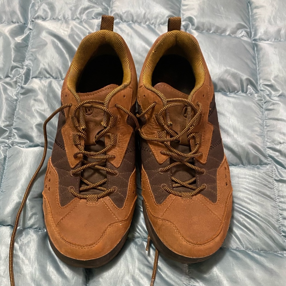 EUC Mens Merrel shoes Sz 10 in Good Condition. Retail $95.